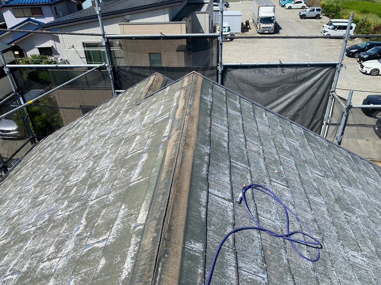 スレート屋根から横暖ルーフを使った屋根カバー工事を行いました！川口市屋根カバー工事　横暖ルーフαｓ　ニチハ　センタールーフ　スレートボロボロ　ガルバリウム鋼板　